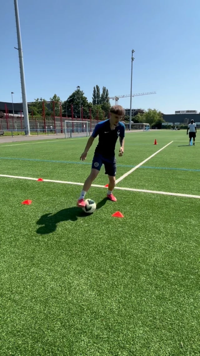 👉Répète encore et encore 🔁
⚒️🔥⚽️

#Foot2025 #TrainingDay #FootballSkills #StrikerSession #FootballLife #NextGenPlayers #Buteur #StrikerMindset #Finisher #OnVeutDesButs #GrindMode #WorkRate #NoDaysOff #RoadToPro #FootAddict #SkillsTraining #FootballFocus #SoccerDrills #PlayerDevelopment #CoachLife #ClutchPlayer #EntrainementFoot #FootballReel #FootballContent #ZoneDeVérité #saiyansoccer #footballcoach #footballcoaching